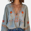 Regina | Blusa Bordada Manga Campana con Escote en V