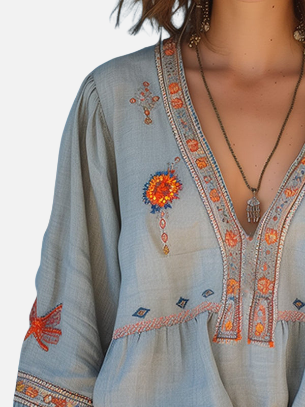 Regina | Blusa Bordada Manga Campana con Escote en V
