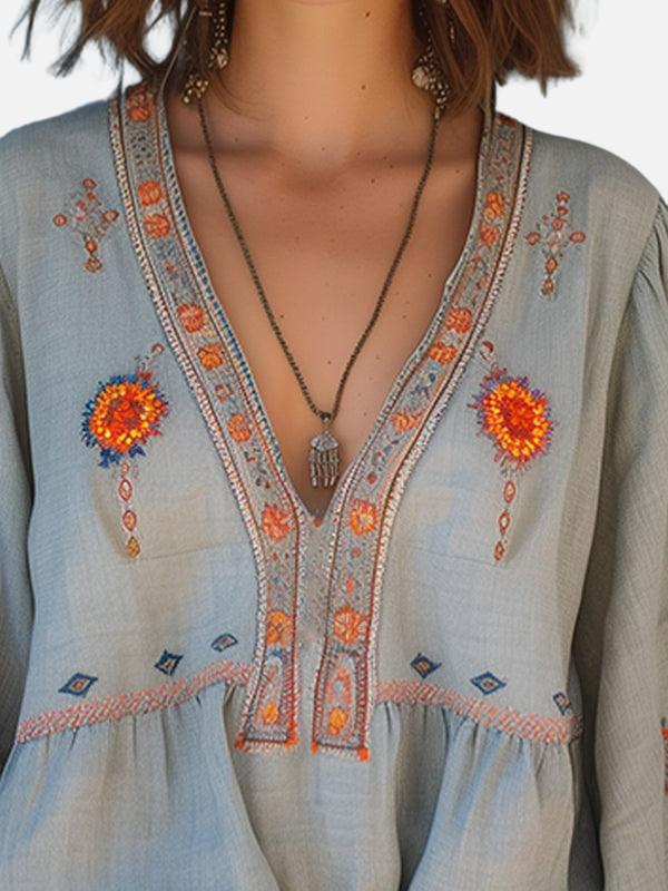 Regina | Blusa Bordada Manga Campana con Escote en V