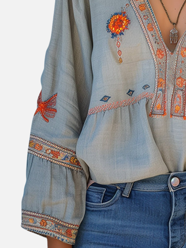 Regina | Blusa Bordada Manga Campana con Escote en V