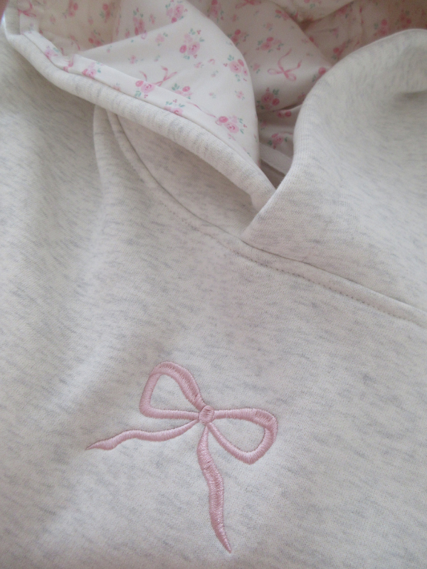 Beatriz | Sudadera con Capucha y Lazo Bordado Mujer